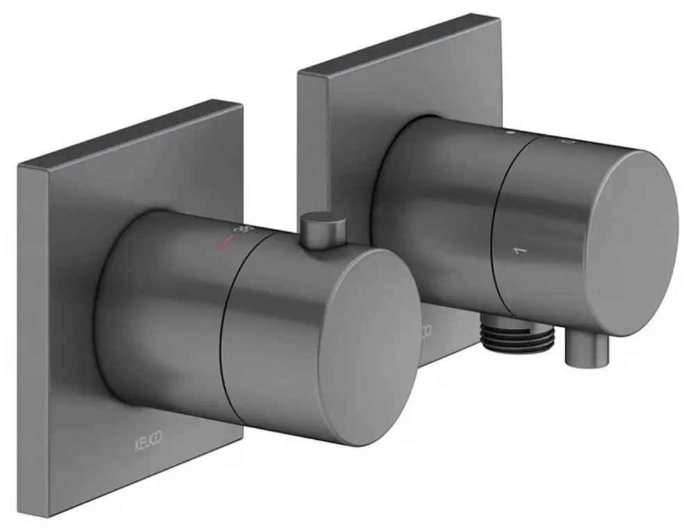 Zwei Wandarmaturen von Keuco in schwarzem Chrom, mit runden Griffen zur Temperatur- und Wassermengenregulierung, an rechteckigen Wandplatten montiert.